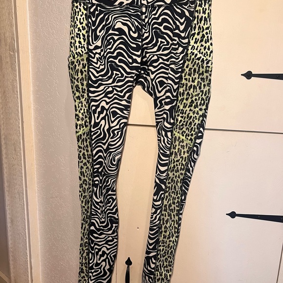 Fabletics Powerhold leggings-size small - Picture 2 of 4